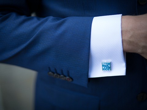 Ilustrasi kancing lengan baju tambahan tts. Sumber: pexels.com.