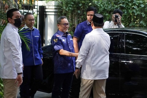 Ketum PAN Zulkifli Hasan tiba di kediaman Ketum Gerindra Prabowo Subianto di Jalan Kertanegara IV, Jakarta Selatan, Sabtu (8/4/2023). Foto: Jamal Ramadhan/kumparan