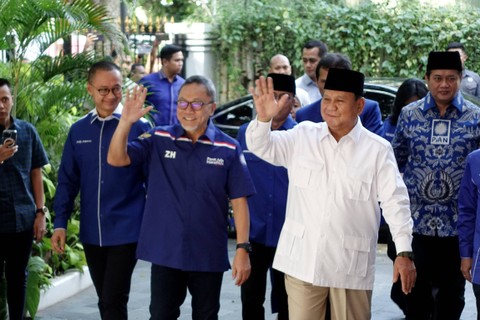 Ketum PAN Zulkifli Hasan (depan kiri) tiba di kediaman Ketum Gerindra Prabowo Subianto di Jalan Kertanegara IV, Jakarta Selatan, Sabtu (8/4/2023). Foto: Jamal Ramadhan/kumparan