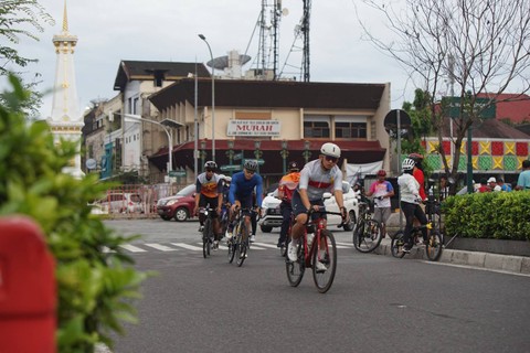 Ilustrasi orang sedang bersepeda pada pagi hari di Tugu Yogyakarta. Foto: Arif UT