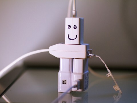 Ilustrasi untuk mencegah korsleting kawat listrik dibungkus dengan bahan bersifat isolator. Sumber: pexels.com.