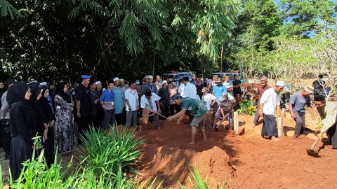 Korban Pembunuhan Dukun Pengganda Uang di kebumikan di Lampung. | Foto: Dok Humas Polda Lampung