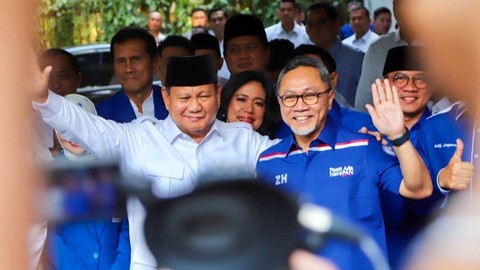 Ketum PAN Zulkifli Hasan (kanan) disambut Ketum Gerindra Prabowo Subianto di kediamannya, di Jalan Kertanegara IV, Jakarta Selatan, Sabtu (8/4/2023). Foto: Media Center DPP PAN