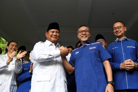 Ketum Partai Gerindra Prabowo Subianto berjabat tangan dengan Ketum PAN Zulkifli Hasan usai melakukan pertemuan di kediaman Kertanegara, Kebayoran Baru, Jakarta, Sabtu (8/4/2023). Foto: M Risyal Hidayat/ANTARA FOTO