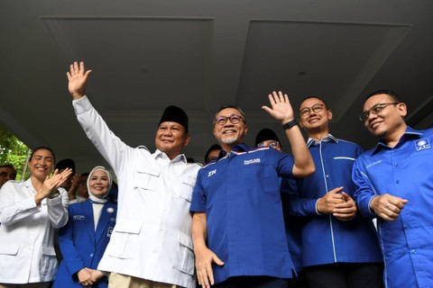 Ketum Partai Gerindra Prabowo Subianto berjabat tangan dengan Ketum PAN Zulkifli Hasan usai melakukan pertemuan di kediaman Kertanegara, Kebayoran Baru, Jakarta, Sabtu (8/4/2023). Foto: M Risyal Hidayat/ANTARA FOTO
