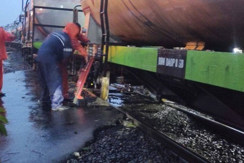 Proses evakuasi kereta anjlok di Sidoarjo, Jawa Timur, Sabtu, (8/4/2023). Foto: MK/HO ANTARA