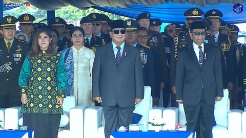 Ketua Komisi 1 DPR RI Meutya Hafid, Menhan Prabowo Subianto, dan Menko Polhukam Mahfud MD menghadiri peringatan HUT TNI AU ke-77 di Lanud Halim Perdanakusuma, Minggu (9/4). Foto: Youtube/Airmen TV Dispenau