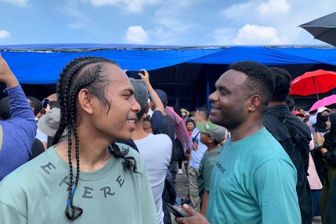 David (kanan) dan temannya asal Papua Barat hadir di acara HUT TNI AU ke 77 di Lanud Halim, Minggu (9/4). Foto: Luthfi Humam/kumparan