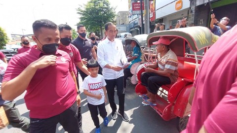 Presiden Jokowi bersama Ibu Iriana Jokowi ajak Jan Ethes membagikan bantuan kepada warga dan pedagang di tiga pasar tradisional di Kota Solo, Jawa Tengah, Minggu (9/4).  Foto: Dok. Istimewa