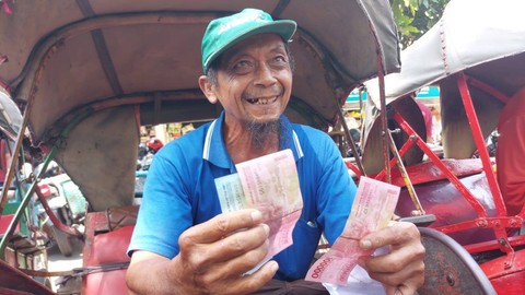 Warga menunjukkan bantuan di tiga pasar tradisional di Kota Solo, Jawa Tengah, Minggu (9/4).  Foto: Dok. Istimewa