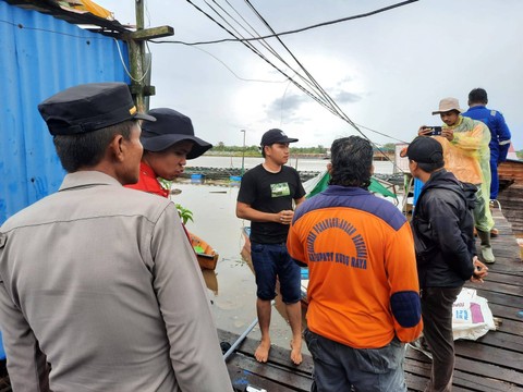 Sebuah bangunan roboh di tepian sungai kapuas akibat dihantam angin kencang. Foto: Dok Hi!Pontianak 