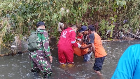Petugas mengevakuasi mayat bayi yang ditemukan warga di Dam Sungai Bedok Banyon, Sewon, Bantul, Minggu (9/4). Foto: Polres Bantul