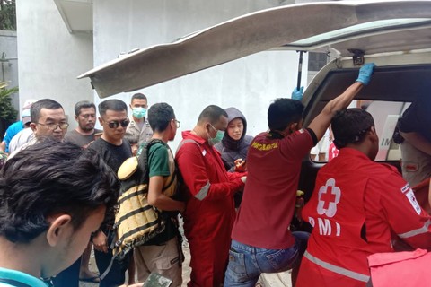 Petugas mengevakuasi mayat bayi yang ditemukan warga di Dam Sungai Bedok Banyon, Sewon, Bantul, Minggu (9/4). Foto: Polres Bantul