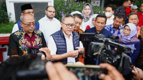 Mendag Zulkifli Hasan pantau stok dan stabilitas harga bahan pokok di Pasar Peterongan, Semarang. Foto: Kemendag RI