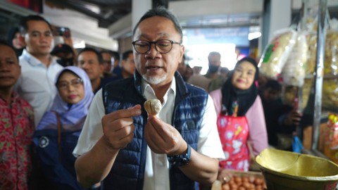 Mendag Zulkifli Hasan pantau stok dan stabilitas harga bahan pokok di Pasar Peterongan, Semarang. Foto: Kemendag RI