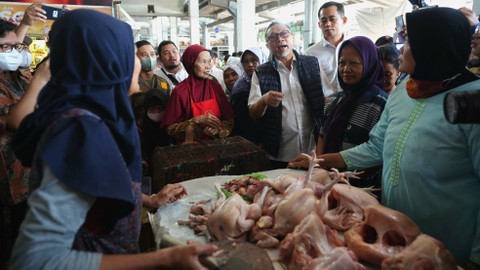Mendag Zulkifli Hasan pantau stok dan stabilitas harga bahan pokok di Pasar Peterongan, Semarang. Foto: Kemendag RI