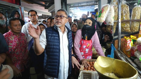 Mendag Zulkifli Hasan pantau stok dan stabilitas harga bahan pokok di Pasar Peterongan, Semarang. Foto: Kemendag RI