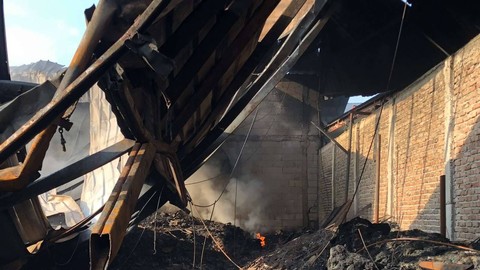 Kebakaran di pabrik plastik di Bantargebang, Bekasi belum padam.  Foto: Dok. Istimewa