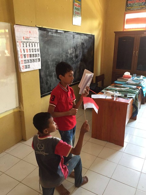 Siswa yang sedang membacakan puisi. Dokumentasi pribadi (Ahmad Haris Amirullah) mahasiswa program Kampus Mengajar. Foto: istimewa