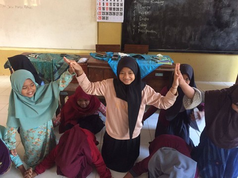 Bermain bersama siswa. Foto: istimewa