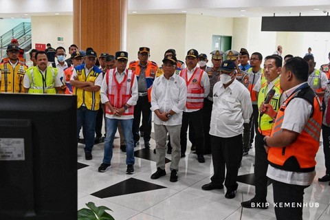 Menhub Budi Karya, Menteri PUPR Basuki Hadimuljono, dan Menko PMK Muhadjir Effendy meninjau Bandara Kertajati. Foto: Kemenhub
