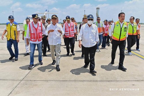Menhub Budi Karya, Menteri PUPR Basuki Hadimuljono, dan Menko PMK Muhadjir Effendy meninjau Bandara Kertajati. Foto: Kemenhub