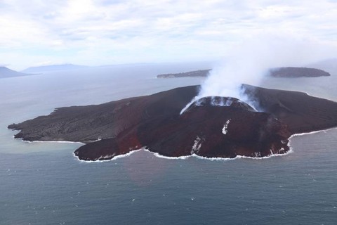 Kondisi Gunung Anak Krakatau yang di foto pada tahun 2022 lalu. | Foto : Dok. BNPBLampung Geh, Bandar Lampung - Ancaman erupsi Gunung Anak Krakatau (GAK) perlu diwaspadai di tengah momen arus mudik dan balik pada libur Lebaran tahun 2023.
