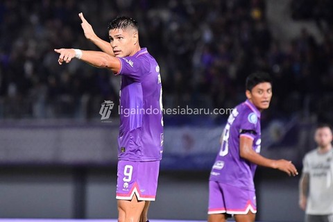 pemain Persita saat melawan Persib di pertandingan Liga 1. Foto: ligaindonesiabaru.com