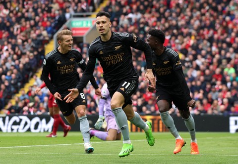 Gabriel Martinelli dari Arsenal merayakan gol pertama mereka saat melawan Liverpool di pertandingan di Anfield, Liverpool, Inggris. Foto: Phil Noble/Reuters