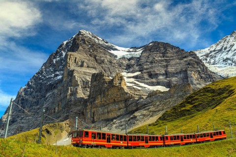 Kereta api listrik yang melintas di Stasiun Jungfraujoch. Foto: Gaspar Janos/Shutterstock