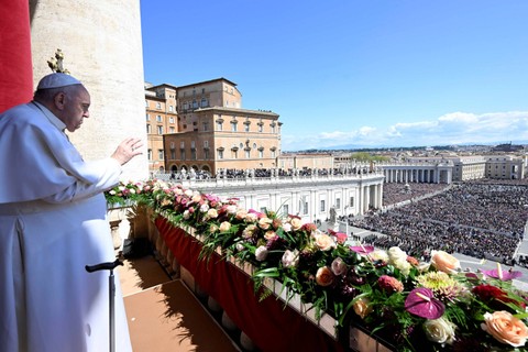 Paus Fransiskus melambaikan tangannya dari balkon di Lapangan Santo Petrus, Vatikan. Foto: Vatikan Media/via REUTERS