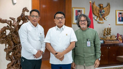 Kepala Staf Kepresidenan Moeldoko didampingi Penasehat KSP Yando Zakaria dan Tenaga Ahli Utama KSP Usep Setiawan bertemu dengan Deputi Bidang Sosial Budaya dan Pemberdayaan Masyarakat Otorita IKN (OIKN), Alimuddin, di gedung Bina Graha Jakarta. Foto: KSP