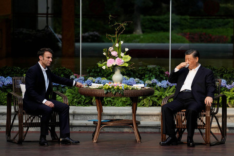 Presiden Prancis Emmanuel Macron bertemu dengan Presiden China Xi Jinping di taman kediaman Gubernur Guangdong, China. Foto: Jacques WITT / POOL / AFP