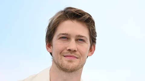 Aktor Inggris Joe Alwyn menghadiri sesi pemotretan untuk film "Stars At Noon" selama Festival Film Cannes edisi ke-75 di Cannes, Prancis selatan, pada 26 Mei 2022. Foto: Patricia De Melo Moreira / AFP