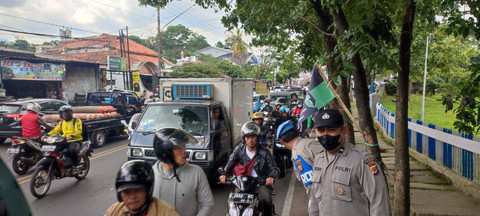 Suasana arus lalu lintas di depan Lapas Sukamiskin, Kota Bandung, jelang bebasnya Anas Urbaningrum. Foto: Rachmadi Rasyad/kumparan