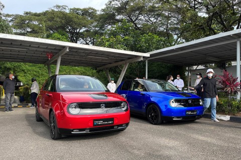 PT Honda Prospect Motor (HPM) memberikan kesempatan kepada awak media untuk mencoba langsung mobil listrik Honda e di Honda Karawang Plant (10/4). Foto: Sena Pratama/kumparan