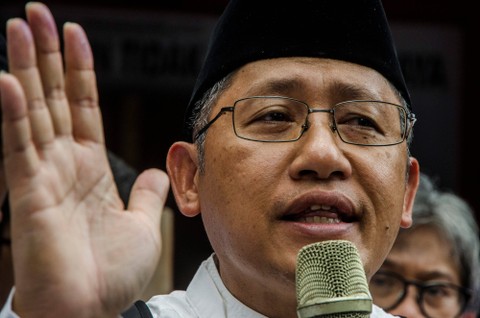 Mantan Ketua Umum Partai Demokrat Anas Urbaningrum (tengah) menyampaikan keterangan kepada wartawan saat keluar dari Lapas Kelas I Sukamiskin, Bandung, Jawa Barat, Selasa (11/4/2023). Foto: Novrian Arbi/Antara Foto