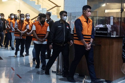 Kepala Balai Teknik Perkeretaapian Kelas I wilayah Jawa Bagian Tengah (BTP Jabagteng) Putu Sumarjaya (kanan) bersama sejumlah tersangka lainnya digiring petugas untuk dihadirkan dalam konferensi pers di Gedung KPK, Jakarta, Kamis (13/4/2023). Foto: Aprillio Akbar/ANTARA FOTO