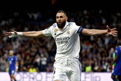 Pemain Real Madrid Karim Benzema merayakan gol pertama mereka melewati kiper Chelsea Kepa Arrizabalaga di Santiago Bernabeu, Madrid, Spanyol, Rabu (12/4/2023). Foto: Juan Medina/REUTERS