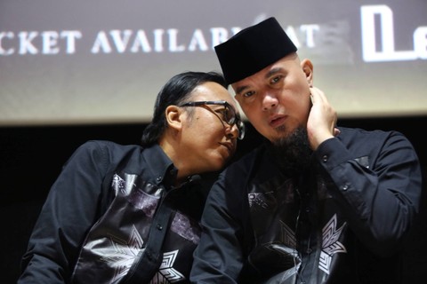 Pentolan grup musik Dewa 19 Ahmad Dhani dan Ari Lasso saat konferensi pers jelang konser A Night At The Orchestra di FX Sudirman, Jakarta, Selasa (11/4/2023). Foto: Agus Apriyanto