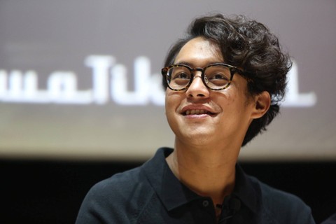 Penyanyi Ardhito Pramono saat konferensi pers jelang konser A Night At The Orchestra di FX Sudirman, Jakarta, Selasa (11/4/2023). Foto: Agus Apriyanto