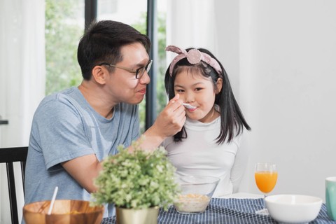 Ilustrasi anak disuapi ayah. Foto: Nattakorn_Maneerat/Shutterstock