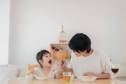 Ilustrasi anak disuapi ayah. Foto: maroke/Shutterstock