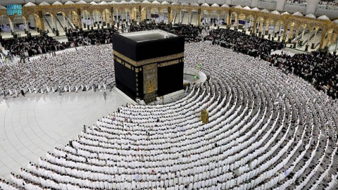 Ka'bah merupakan kiblat atau patokan arah umat Islam dalam melaksanakan salat. Foto: Saudi Press Agency/Handout via REUTERS
