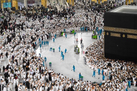 Suasana umat Islam yang melaksanakan salat di Masjidil Haram selama bulan suci Ramadhan, di kota suci Makkah, Arab Saudi, Selasa (11/4/2023). Foto: Saudi Press Agency/Handout via REUTERS