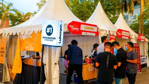 Festival kuliner 'Fast, Feast, Festive' by Ayomakan di Senayan Park hingga 16 April 2023. Foto: Ayomakan