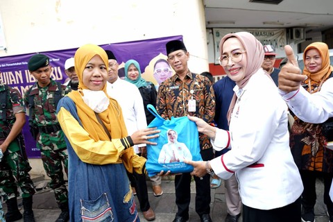 Kadin DKI Jakarta membagikan 1.000 paket sembako di GOR Ciracas Jakarta Timur, Kamis (13/4). Foto: Dok. Istimewa