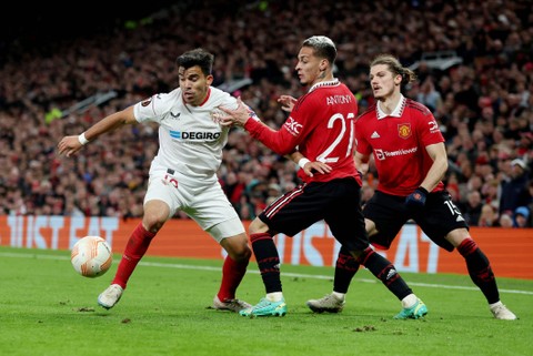 Antony dan Marcel Sabitzer dari Manchester United duel dengan Marcos Acuna dari Sevilla saat pertandingan di Old Trafford, Manchester, Inggris. Foto: Lee Smith/Reuters