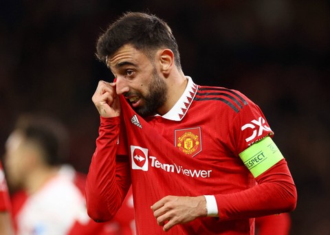 Reaksi Bruno Fernandes dari Manchester United saat melawan Sevilla pada pertandingan di Old Trafford, Manchester, Inggris. Foto: Carl Recine/Reuters