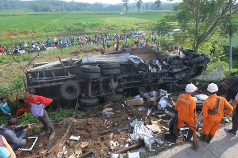 Warga melihat kondisi truk yang mengalami kecelakaan di Jalan Tol Semarang-Solo KM 487, Boyolali, Jawa Tengah, Jumat (14/4/2023). Foto: Aloysius Jarot Nugroho/Antara Foto